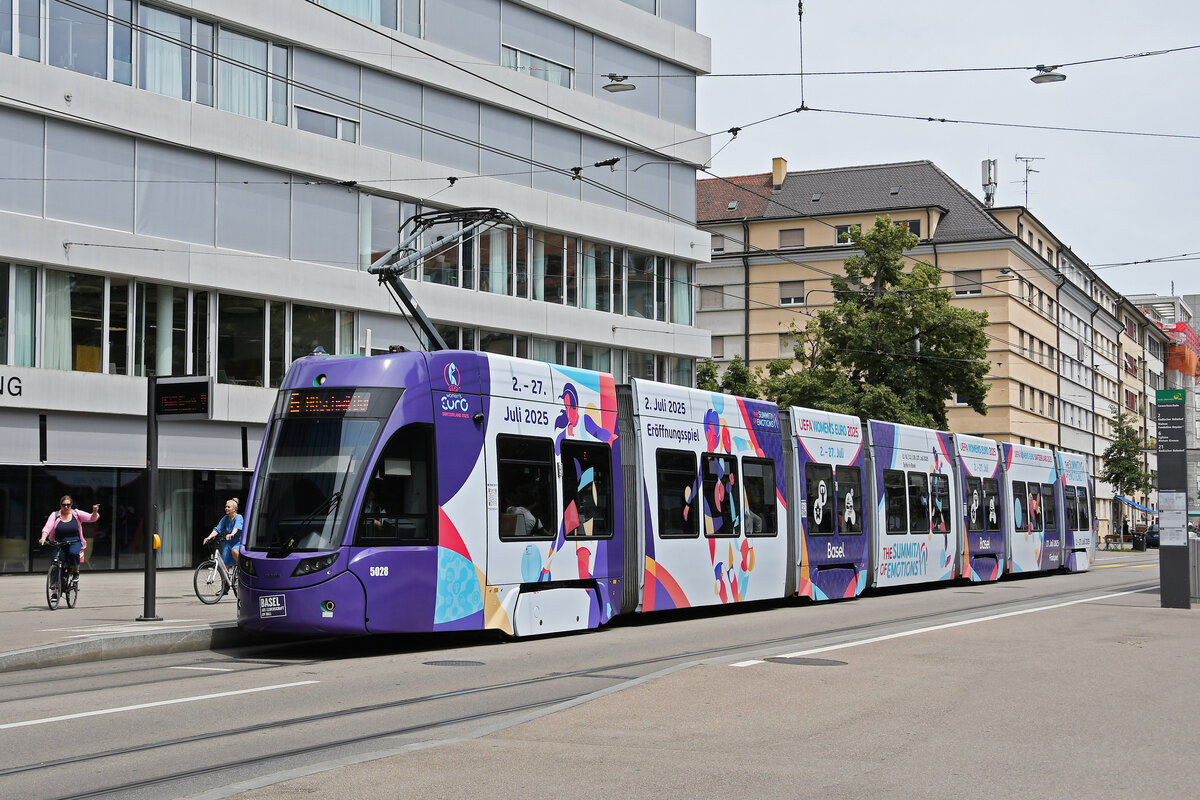 Be 6/8 Flexity 5028 mit der Werbung für die Fussball EM der Frauen 2025 in der Schweiz, auf der Linie 6, bedient am 05.07.2024 die Haltestelle Gewerbeschule. Aufnahme Basel.