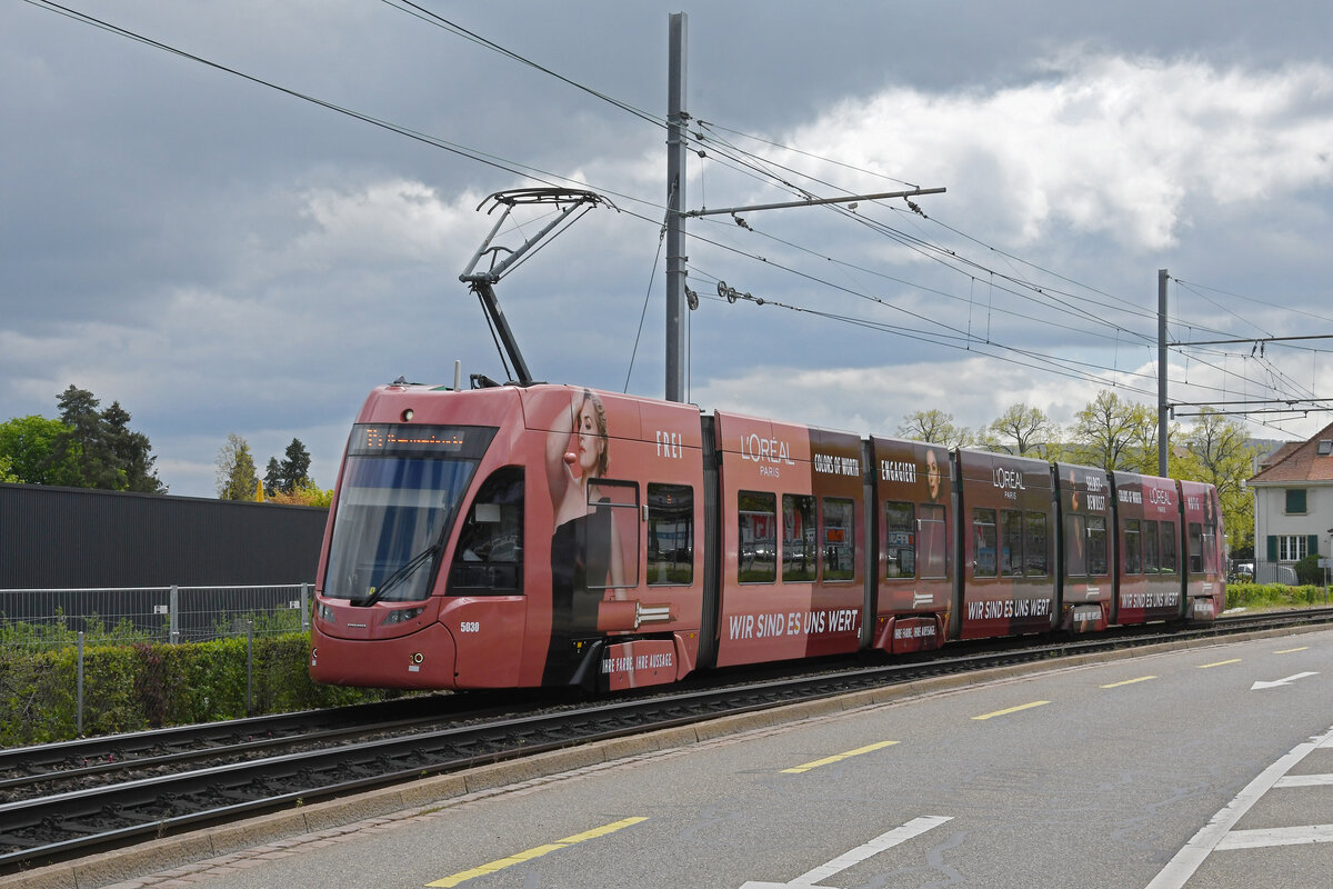 Be 6/8 Flexity 5030 mit der L'oréal Paris Werbung, auf der wegen einer Grossbaustelle von der Hardstrasse bis Pratteln umgeleiteten Linie 14, fährt am 24.04.2023 zur Haltestelle Münchensteinerstrasse.