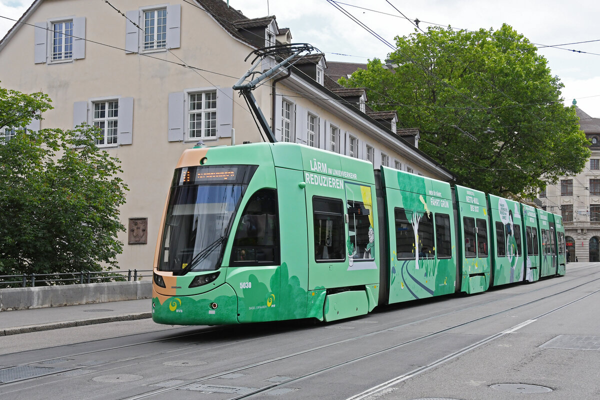 Be 6/8 Flexity 5030 mit einer BVB Eigenwerbung für nachhaltigen und Klimaneutralen Öffentlichen Verkehr, auf der Linie 8, fährt am 27.05.2024 den Steinenberg hinunter zur Haltestelle Barfüsserplatz.