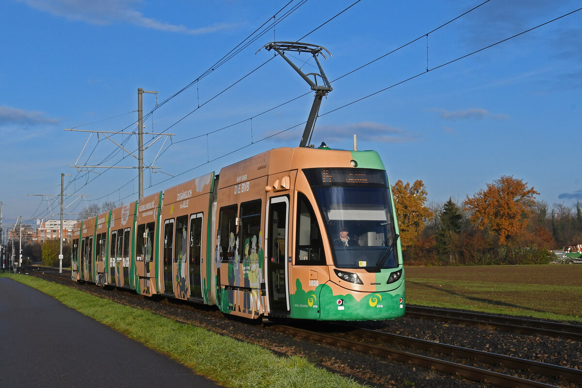 Be 6/8 Flexity 5030 mit einer Eigenwerbung für nachhaltigen und Klimaneutralen Öffentlichen Verkehr, auf der Linie 14, fährt am 26.11.2024 zur Haltestelle Lachmatt. Aufnahme Muttenz.
