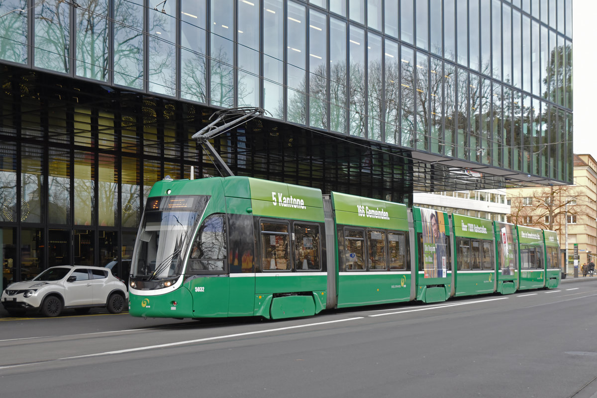 Be 6/8 Flexity 5032, auf der Linie 2, fährt Richtung Haltestelle Messeplatz. Die Aufnahme stammt vom 16.12.2019.