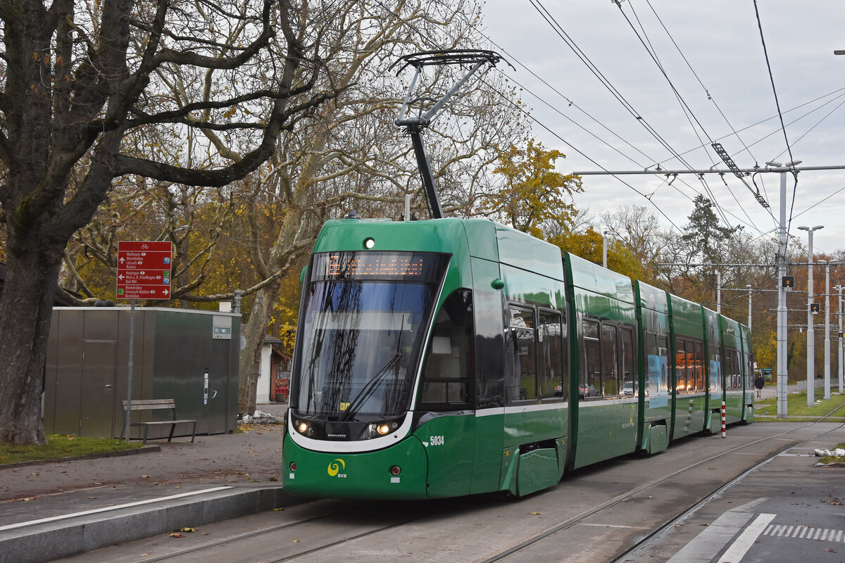 Be 6/8 Flexity 5034, auf der Linie 6, fährt am 25.11.2024 bei der Haltestelle Eglisee ein. Aufnahme Basel.