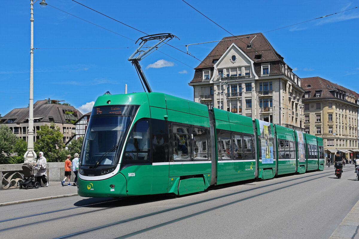 Be 6/8 Flexity 5035, auf der Linie 14, überquert am 08.07.2024 die Mittlere Rheinbrücke. Aufnahme Basel.