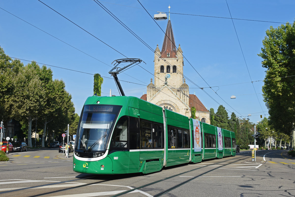 Be 6/8 Flexity 5037, auf der Linie 1, fährt zur Haltestelle ZOO Bachletten. Die Aufnahme stammt vom 27.08.2019.