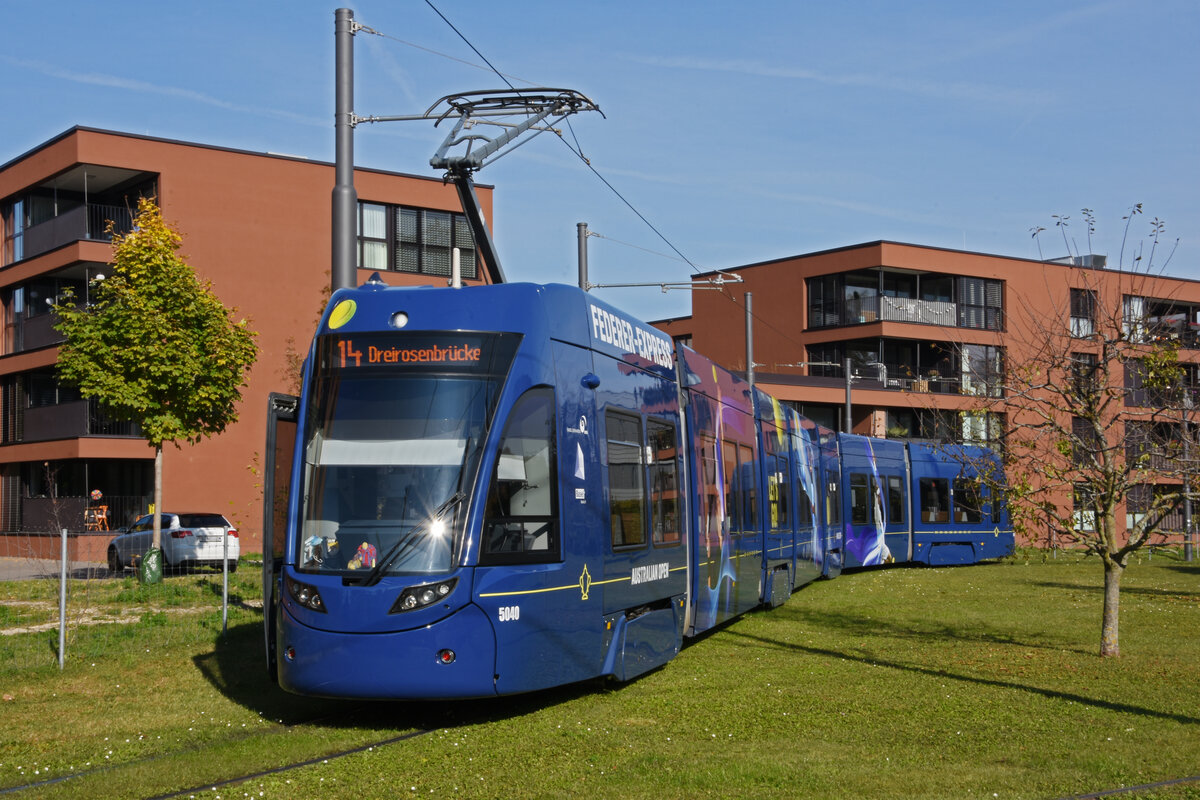 Be 6/8 Flexity 5040  Federer Express , auf der Linie 14, wendet in der Schlaufe in Pratteln. Die Aufnahme stammt vom 29.10.2021.