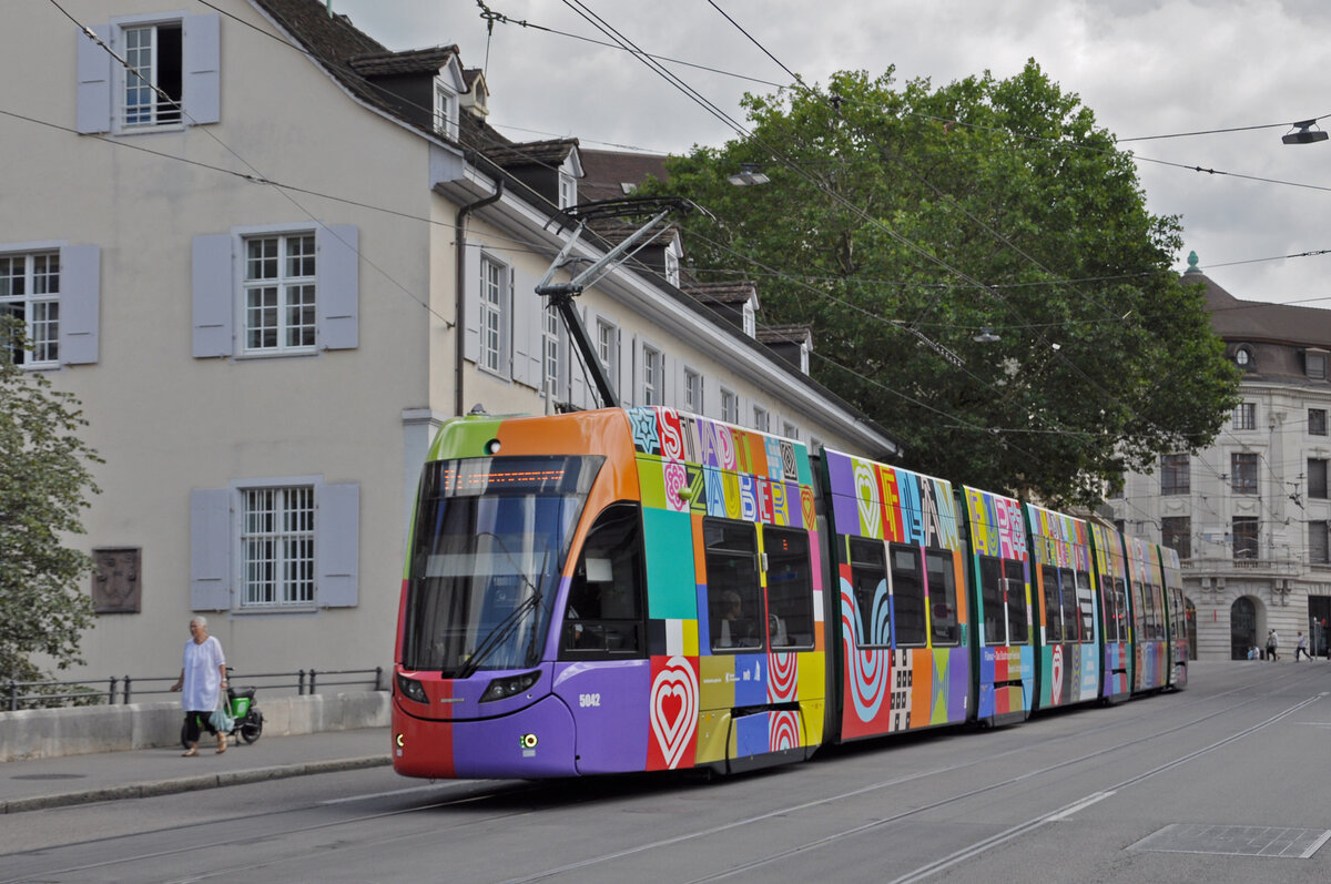 Be 6/8 Flexity 5042  Flaneur Stadt Zauber , auf der Linie 14, fährt am 22.07.2024 den Steinenberg hinunter zur Haltestelle Barfüsserplatz. Aufnahme Basel.