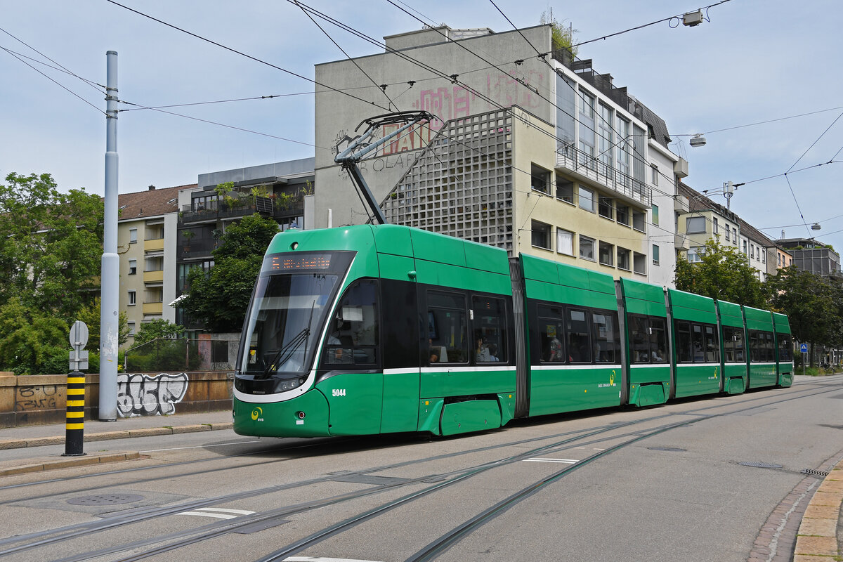 Be 6/8 Flexity 5044, auf der Linie 6, fährt am 05.07.2024 bei der Haltestelle Morgartenring ein. Aufnahme Basel.