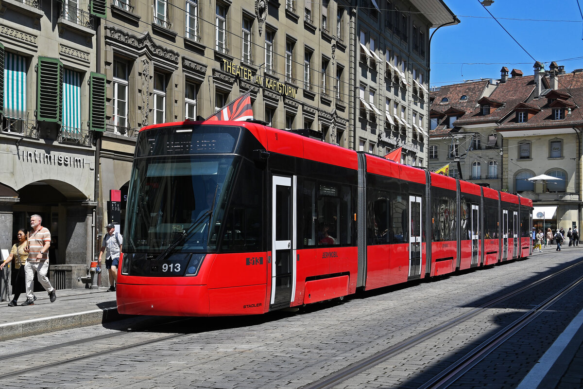 Be 6/8 Tramlink 913, auf der Linie 7, bedient am 09.07.2024 die Haltestelle Bärenplatz. Aufnahme Bern.