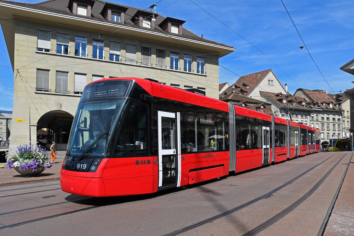 Be 6/8 Tramlink 919, auf der Linie 7, fährt am 09.07.2024 zur Haltestelle Zytglogge beim Casinoplatz. Aufnahme Bern.