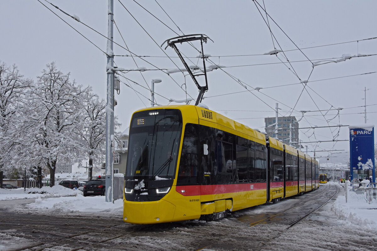 Be 8/10 TINA 4201, auf der Linie 10, verlässt am 22.11.2024 die Haltestelle M-Parc. Aufnahme Basel.