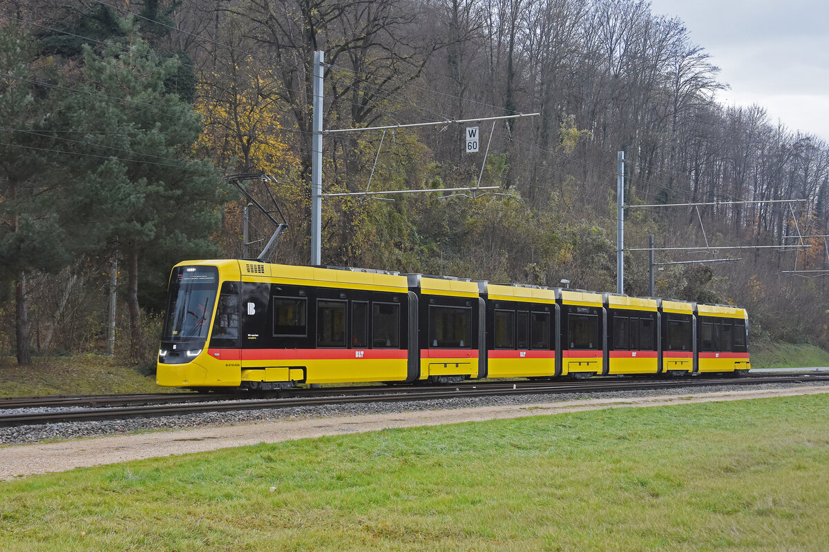 Be 8/10 TINA 4204 fährt am 02.12.2024 mit der Fahrschule Richtung Haltestelle Lachmatt. Aufnahme Muttenz.