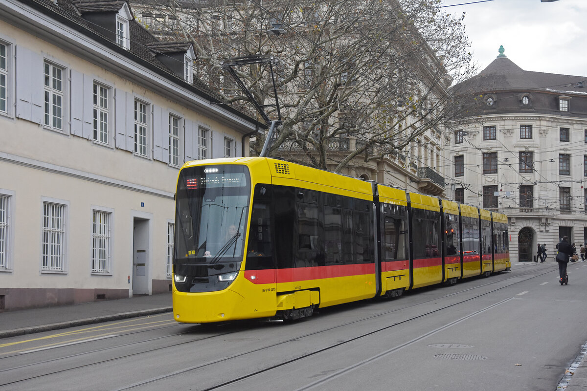 Be 8/10 TINA 4210, auf der Linie 11, fährt am 25.11.2024 den Steinenberg hinunter zur Haltestelle Barfüsserplatz. Aufnahme Basel.