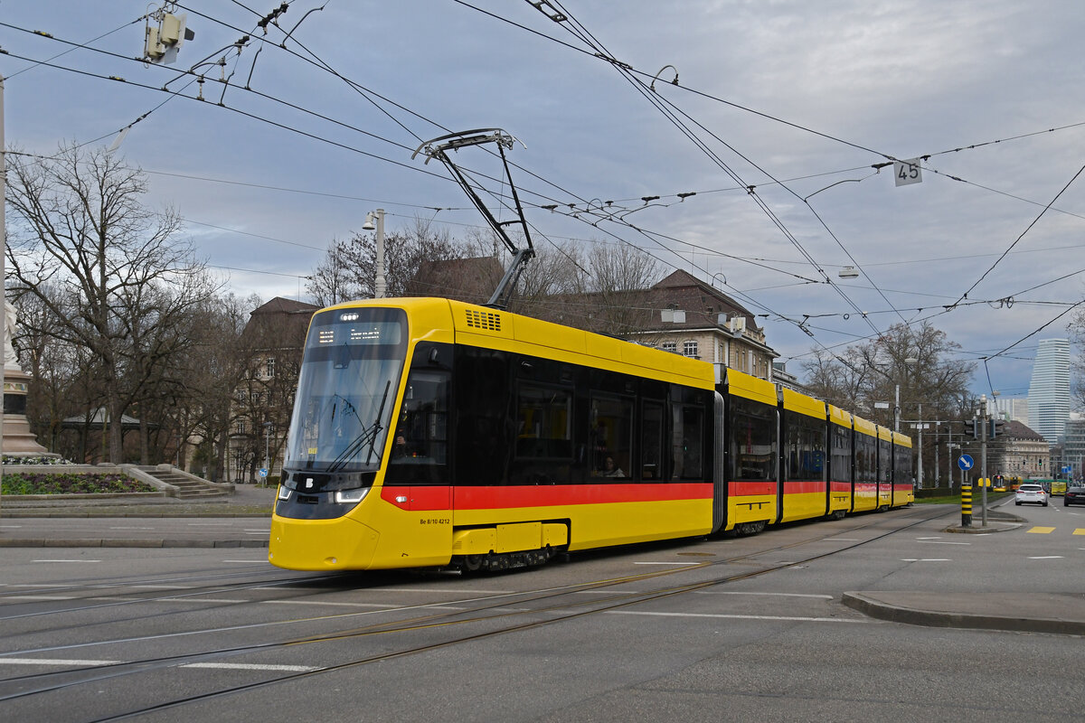 Be 8/10 TINA 4212, auf der Linie 10, fährt am 18.12.2024 zur Haltestelle am Bahnhof SBB. Aufnahme Basel.