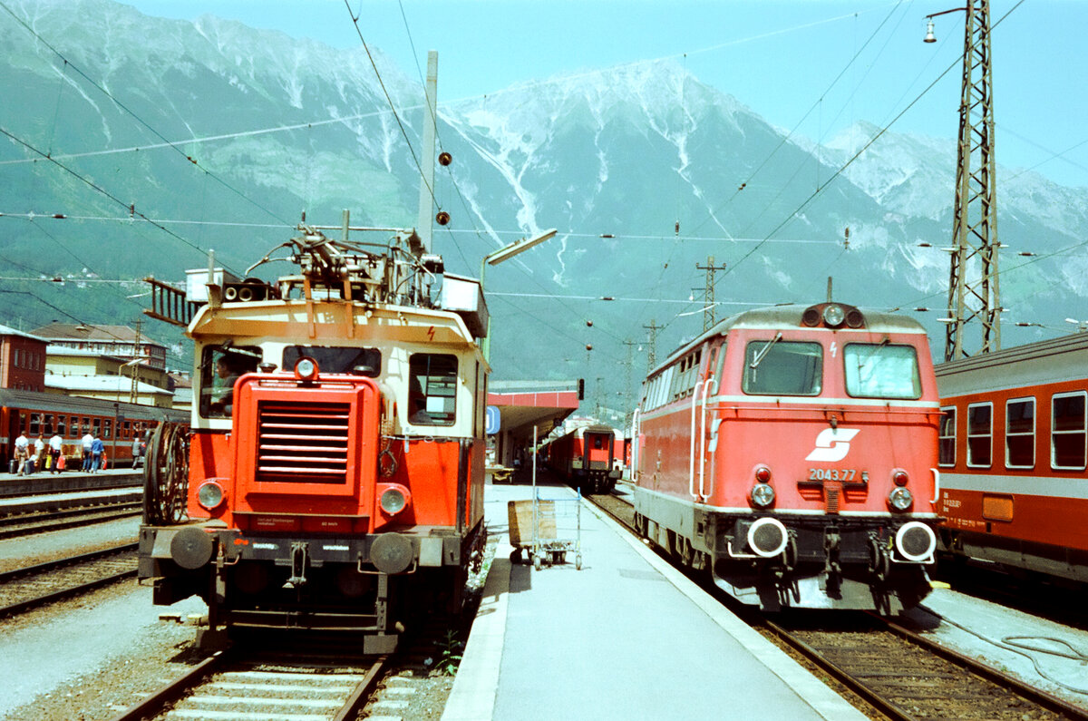 Begegnung eines Arbeitswagens ( Baureihe X 534) und einer ÖBB-Lok der Baureihe 2043 vor dem Innsbrucker Hauptbahnhof (Sommer 1983)