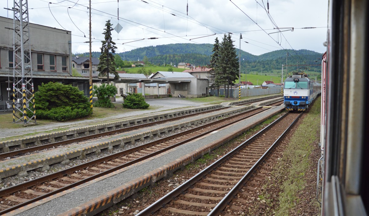 Begegnung von Regionalzug Os 7812 Košice/Kaschau (13:27) – Poprad-Tatry/Deutschendorf (15:18) mit 10 Min. verspäteter IC 503 „UNION POISŤOVŇA“ Bratislava hl. st./Preßburg Hbf (09:37) – Košice (14:41) um 14:18 in Bf. Krompachy/Krompach in der Unterzips; 11.05.2014 