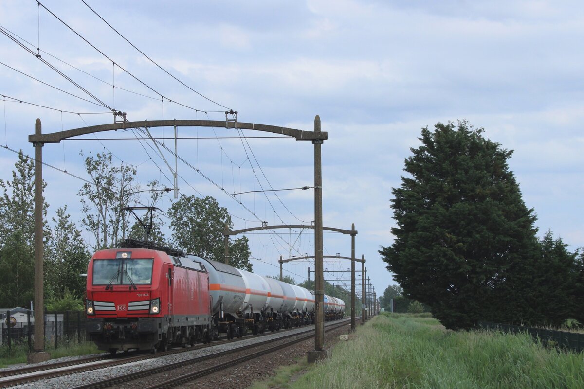 Bei der bekannte Bahnübergang in Hulten wird am 5 Juni 2024 der Gaskesselwagenzug nach Sloe mit 193 346 fotografiert.