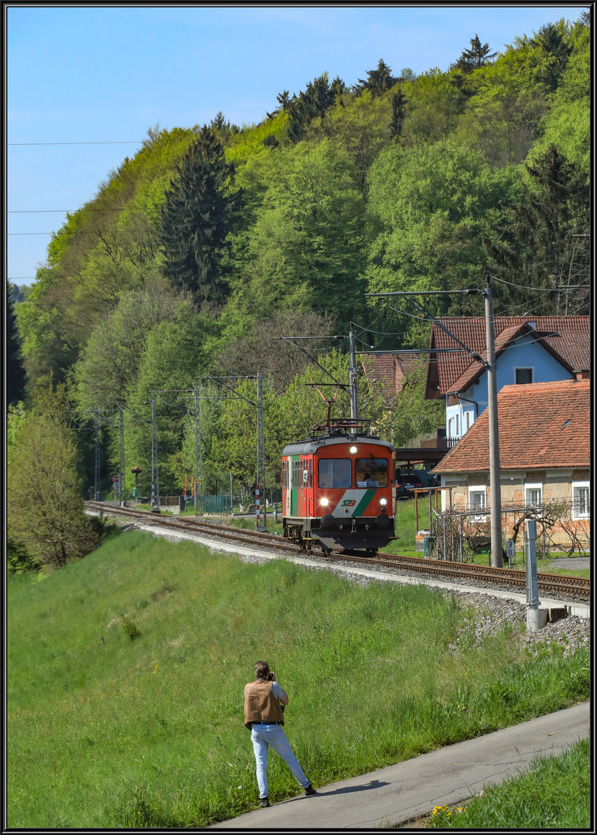 Bei dem Stress dem Bahnverlauf zu folgen und dann noch eine passende Fotostelle zu finden geht schon mal was daneben , vor allem wenn die Strecke anfangs nicht kennt. 
Hier bei Oedt haben H.P. bei nicht Optimalen Sonnenstand den Triebwagen versucht wenigstens richtig EINZUZIRKELN. 
22.04.2019 