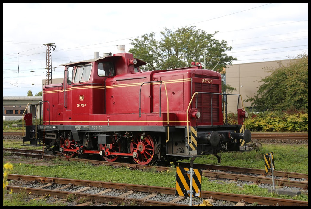 Bei einem Besuch der Museumseisenbahn Hanau am 4.102024 stand u. a. diese ehemalige DB V 60 Rangierlok, nun als 260773-7 Beck bezeichnet, fotogen im Freigelände.