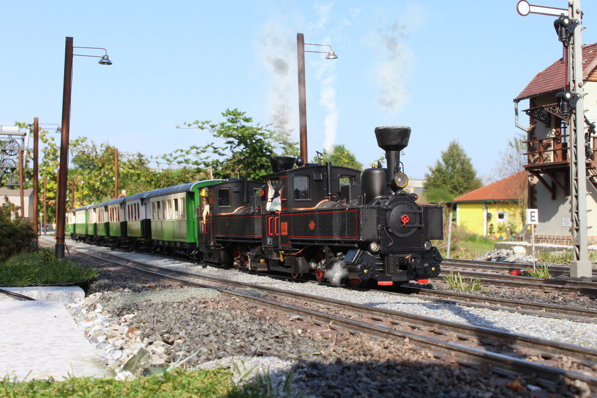 Bei einem kurzen Kreuzungshalt im Bahnhof Strauchbach im letzten Abendlicht warten die U44 und die U8 der Steiermärkischen Landesbahn auf die Weiterfahrt von Wisach kommend nach Brunn am Berg im August 2024.