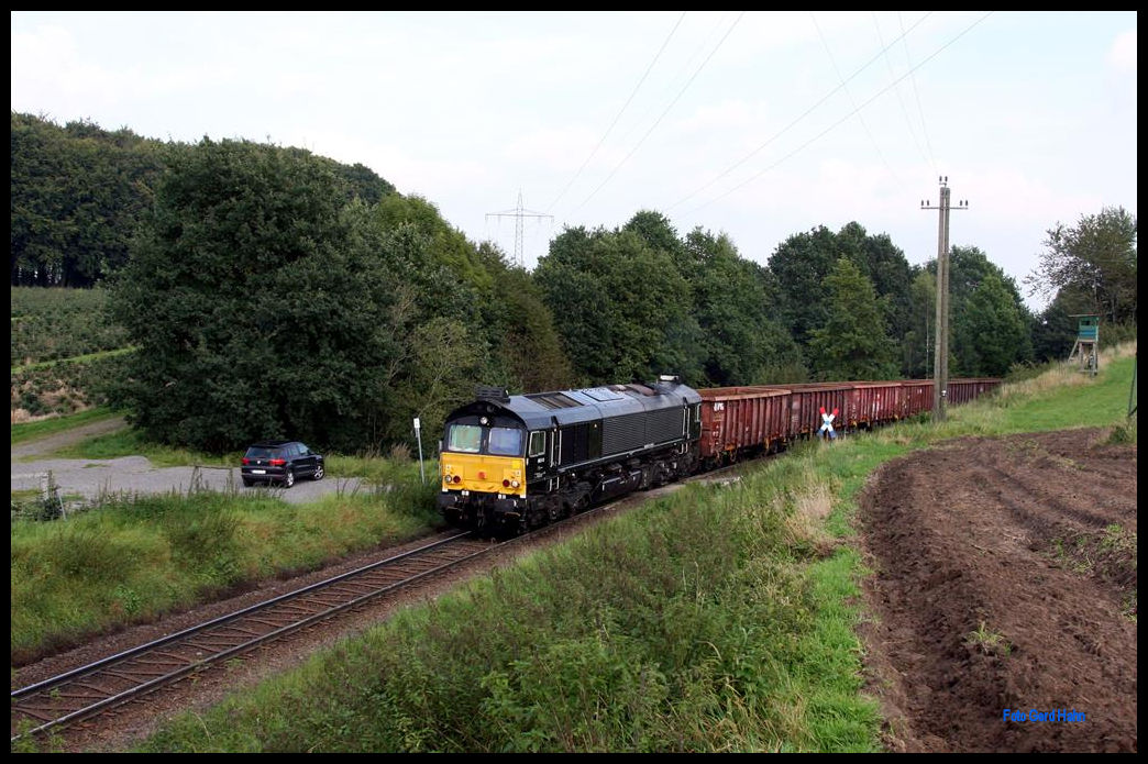 Bei ihrem ersten Einsatz auf der Werkbahn hatte Class 66 8653-01 einen Leerzug von Georgsmarienhütte nach Dortmund zu befördern. Um 17.22 Uhr verläßt sie hier am Ortsrand von Holzhausen das Hüttenwerk Gelände.