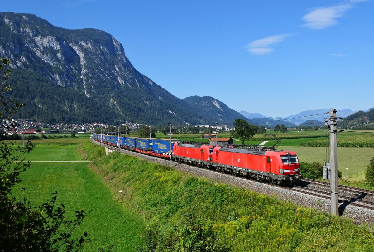 Bei Langkampfen bietet sich ein schöner Blick auf die Unterinntalbahn mit den umliegenden Bergen im Hintergrund. Im Hochsommer liegt die Stelle am späteren Nachmittag im besten Licht. Am 06.08.2024 konnten hier die beiden DB-Vectrons 193 322 und 193 328 angetroffen werden, die mit einem LKW-WALTER-KLV auf dem Weg Richtung Süden waren.