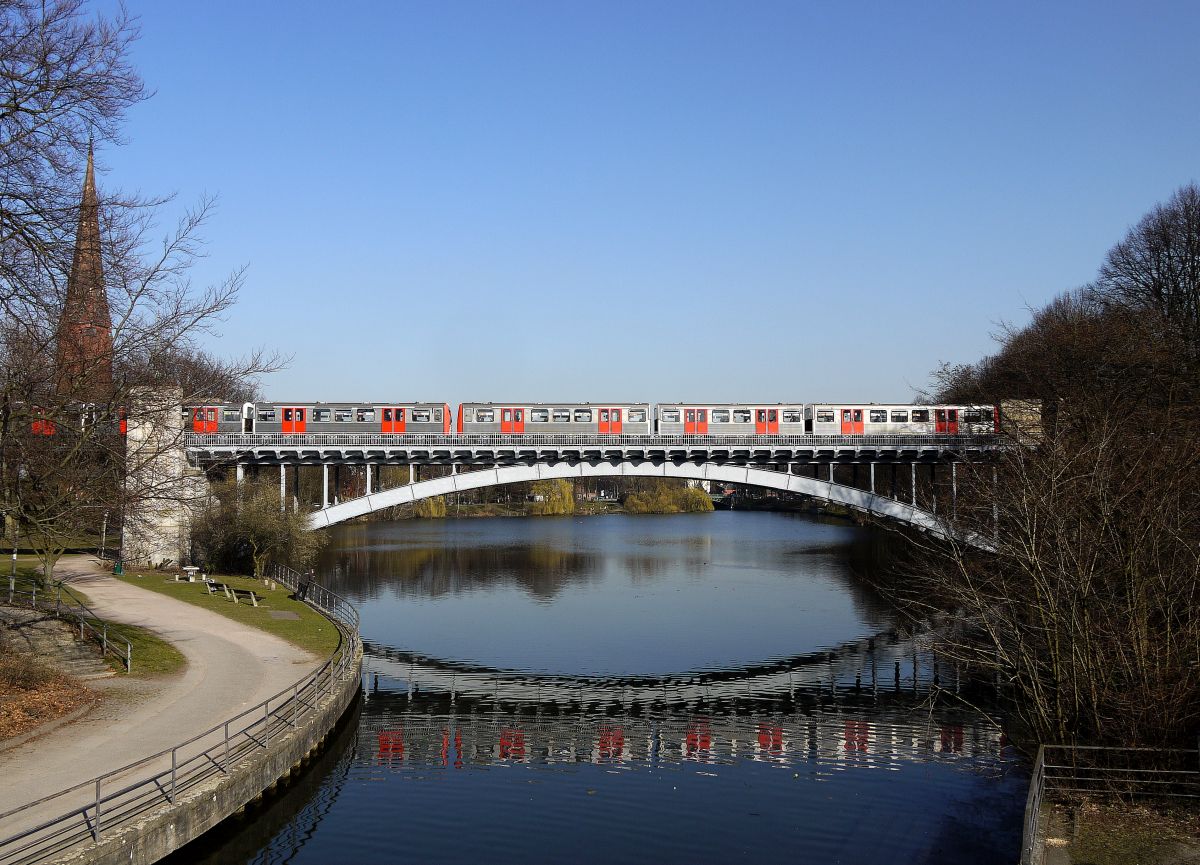 Bei schönstem Frühlingswetter überquert ein Zug der Hamburger U-Bahnlinie 3 den Kuhmühlenteich im Stadtteil Uhlenhorst. 13.3.2014