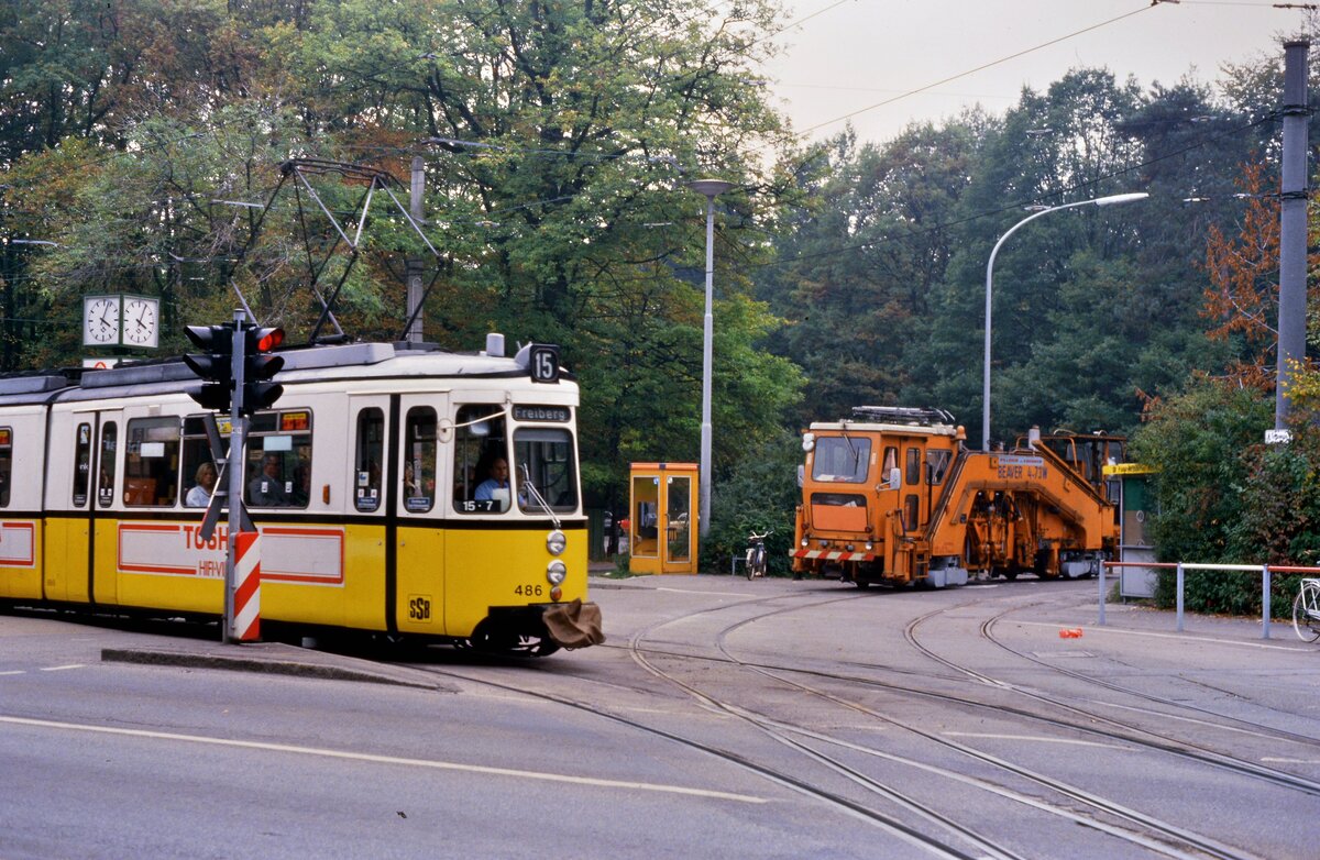 Bei der Straßenbahnhaltestelle Ruhbank bog einst eine Straßenbahnlinie SP zu den Sportplätzen nach rechts ab. Dort befindet sich der Gleisbauwagen Beaver. Die Schienen dieser Linie waren noch über lange Zeit im Wald vorhanden. Der GT4-Zug der Stuttgarter Straßenbahnlinie 15 fährt von hier aus in die Stadt, die nächste Haltestelle ist die Stelle (Datum unbekannt)