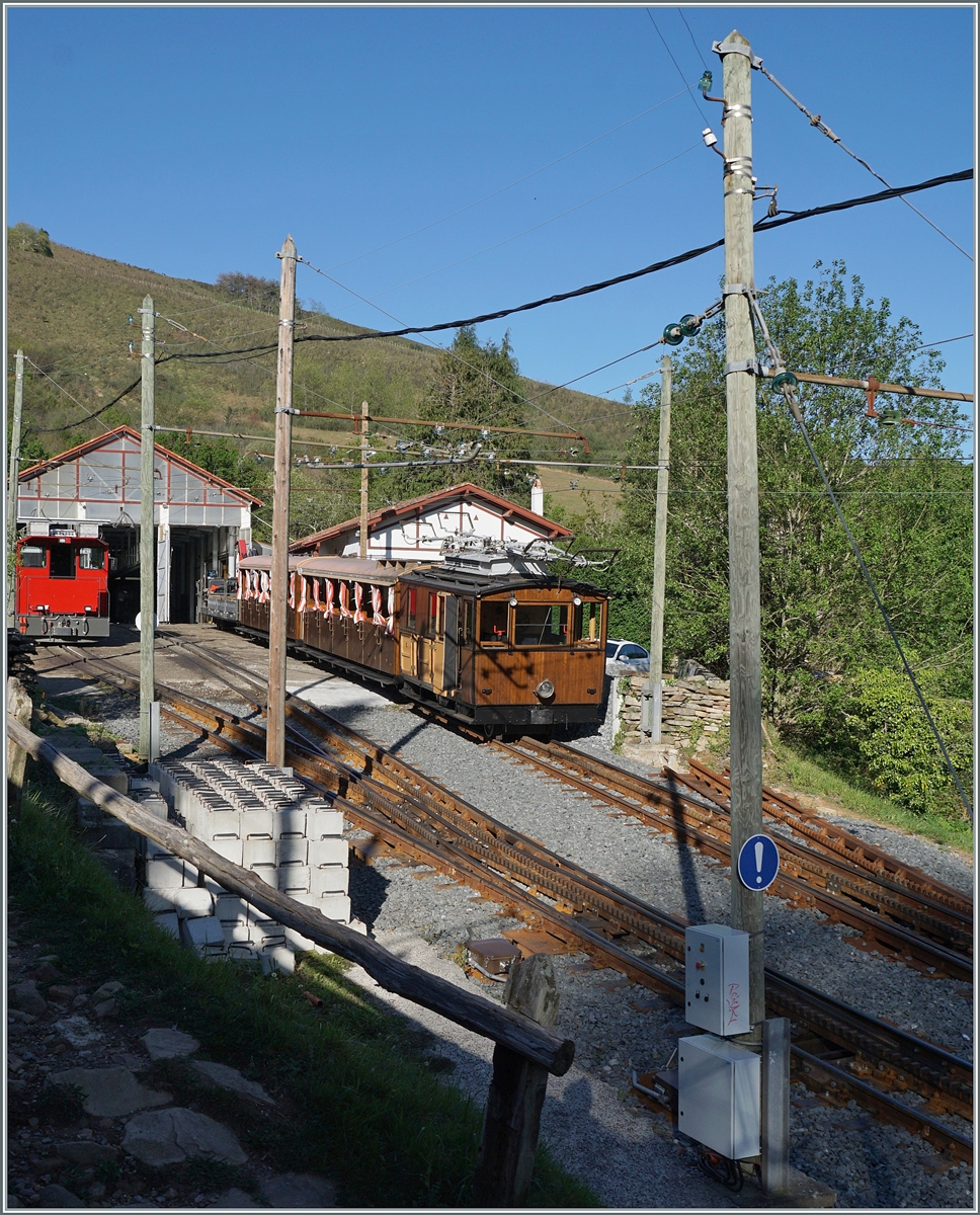 Bei unserer Bergfahrt ein kurzer Blick ins Dépôt der Chemin de la Fer de la Rhune. Dort wartet ein weiterer Zug auf seinen Einsatz. 

12. April 2024