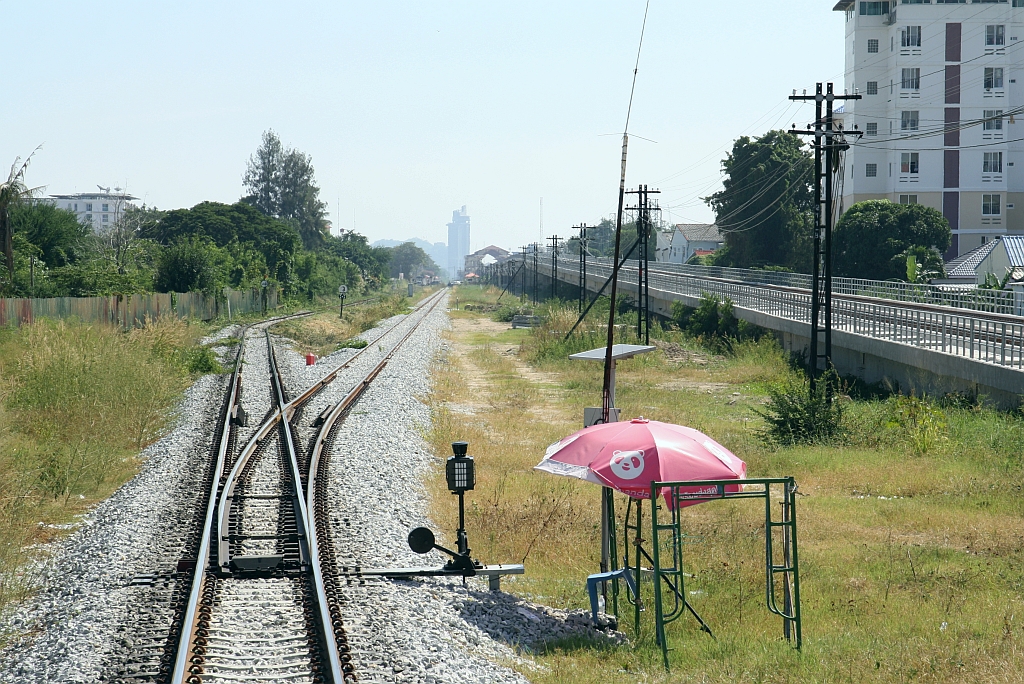 Beim 2 gleisigen Ausbau der Southern Line wird die neue Trasse durch Hua Hin in Hochlage geführt. - Das Bild vom 09.Dezember 2023 zeigt links die an diesem Tag noch benutzte alte Trasse und rechts die nördliche Rampe der neuen Trasse. Im Hintergrund ist die neue Hua Hin Station zu erkennen.