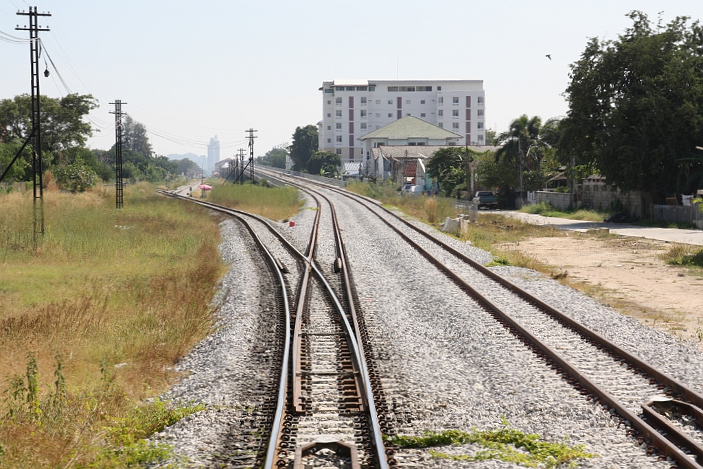 Beim 2 gleisigen Ausbau der Southern Line wird die neue Trasse durch Hua Hin in Hochlage geführt. - Das Bild vom 09.Dezember 2023 zeigt die Abzweigung von der neuen Trasse in die alte und die nördliche Rampe zur Hochlage.