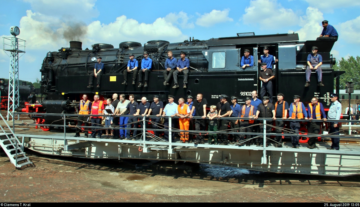 Beim 28. Heizhausfest haben sich am Sonntagmittag alle Verantwortlichen bzw. Beteiligten auf der östlichen Drehscheibe des Sächsischen Eisenbahnmuseum Chemnitz-Hilbersdorf (SEM) versammelt, um für ein abschließendes Gruppenfoto vor 95 1027-2 der Traditionsgemeinschaft 50 3708 e.V. zu posieren.
Sie alle haben ihren Teil zu dieser kurzweiligen Eisenbahnveranstaltung beigetragen. Auch von mir noch ein herzliches Dankeschön auf nachträglichem Weg!
[25.8.2019 | 13:05 Uhr]