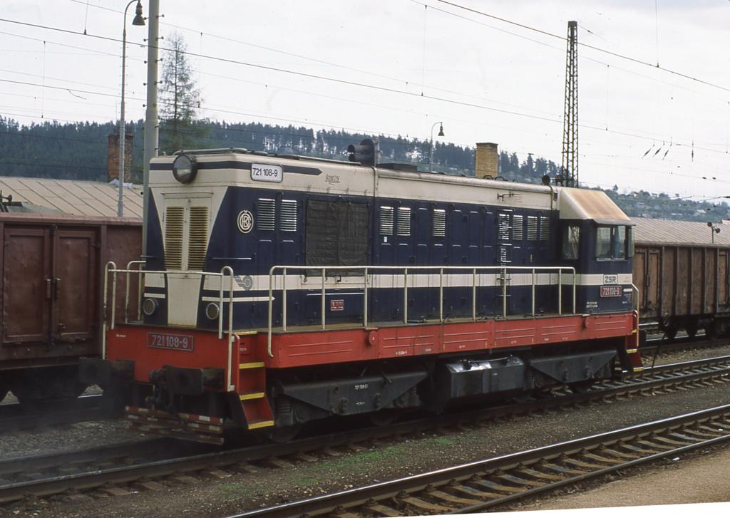 Beim Halt in Spisska Nova Ves konnte ich aus unserem Schnellzug heraus
am 2.5.2003 die CKD Diesellok 721108 fotografieren.