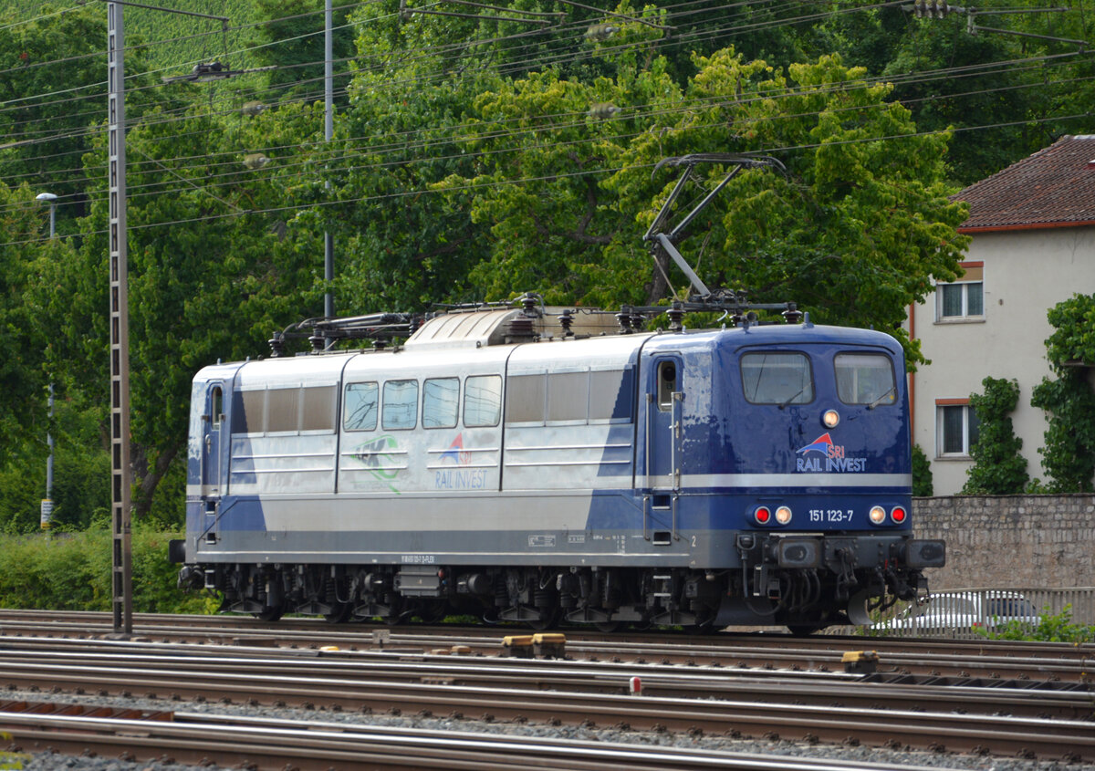 Beim Nachschuss auf die 151 123-7 von SRI Rail Invest & Flex Bahndienstleistungen entdeckt: Was ist das? Spitzen- und Schlusslicht gleichzeitig an! Der Tf hatte offensichtlich vergessen das Rangierlicht auszuschalten, nachdem er bereits das Schlusslicht eingeschaltet hatte und auf Strecke ging. Beobachtet am 11. Juli 2022 in Würzburg Hbf.