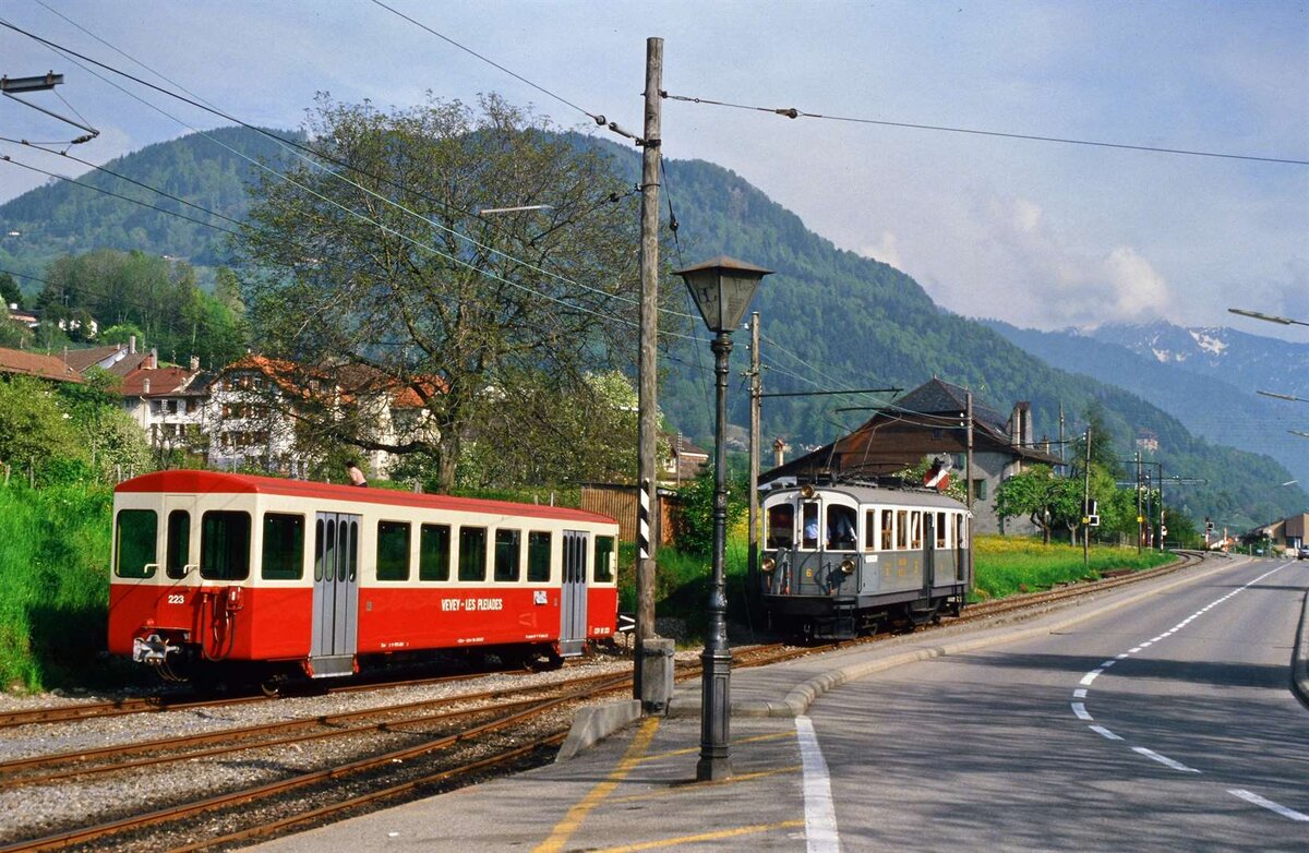 Beiwagen Bt 223 der Schweizer Privatbahn Chemins de fer electriques Veveysans (CEV) und rechts daneben der Museumswagen BCFeh 4/4 Nr.6 der BC
Datum: 18.05.1986