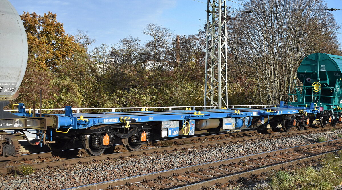 Belgischer Drehgestell-Containertragwagen vom Einsteller Lineas Group SA/NV mit der Nr. 33 RIV 88 B-LNS 4910 123-7 Sffgns in einem gemischten Güterzug am 26.11.24 Höhe Bahnhof Magdeburg Neustadt.