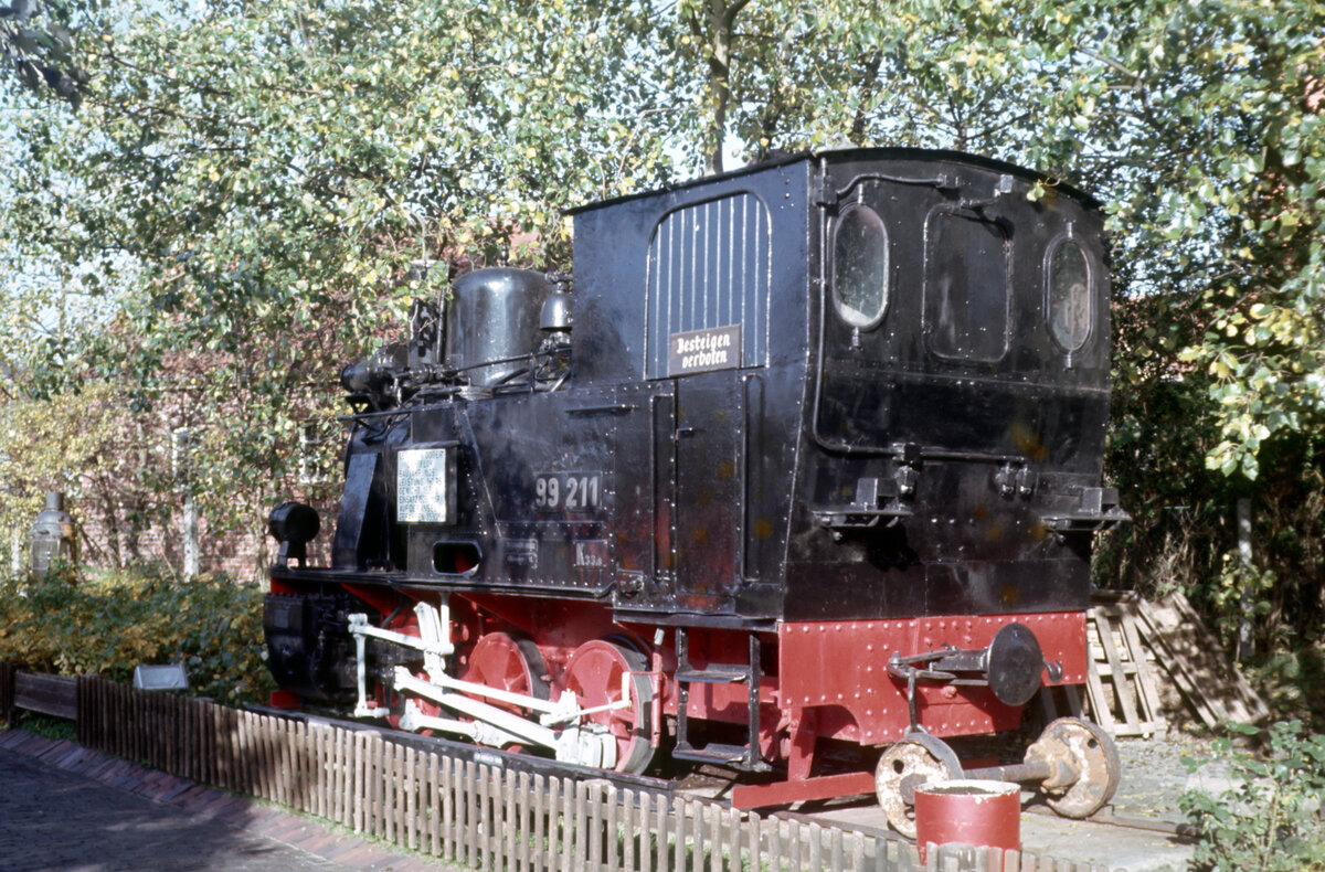 Bereits 1960 von der DB ausgemustert, steht die 1929 von Henschel gebaute Schmalspurlok 99 211 am 27.10.1992 als Denkmallok neben dem alten Leuchtturm in der Gemeinde Wangerooge.