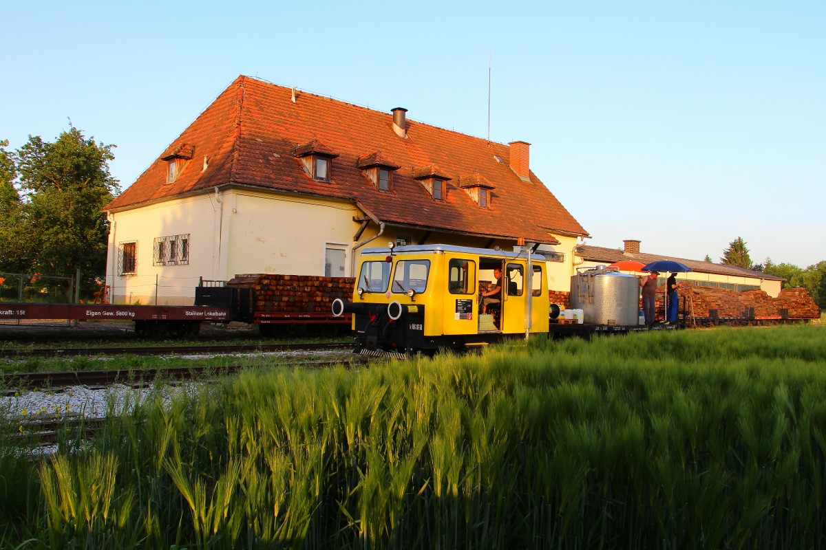 Bereits wieder in Stainz  freut sich das Personal auf den Wohlverdienten Feierabend.  Vegetationskontrollfahrt  auf der Stainzerbahn 22.05.2014