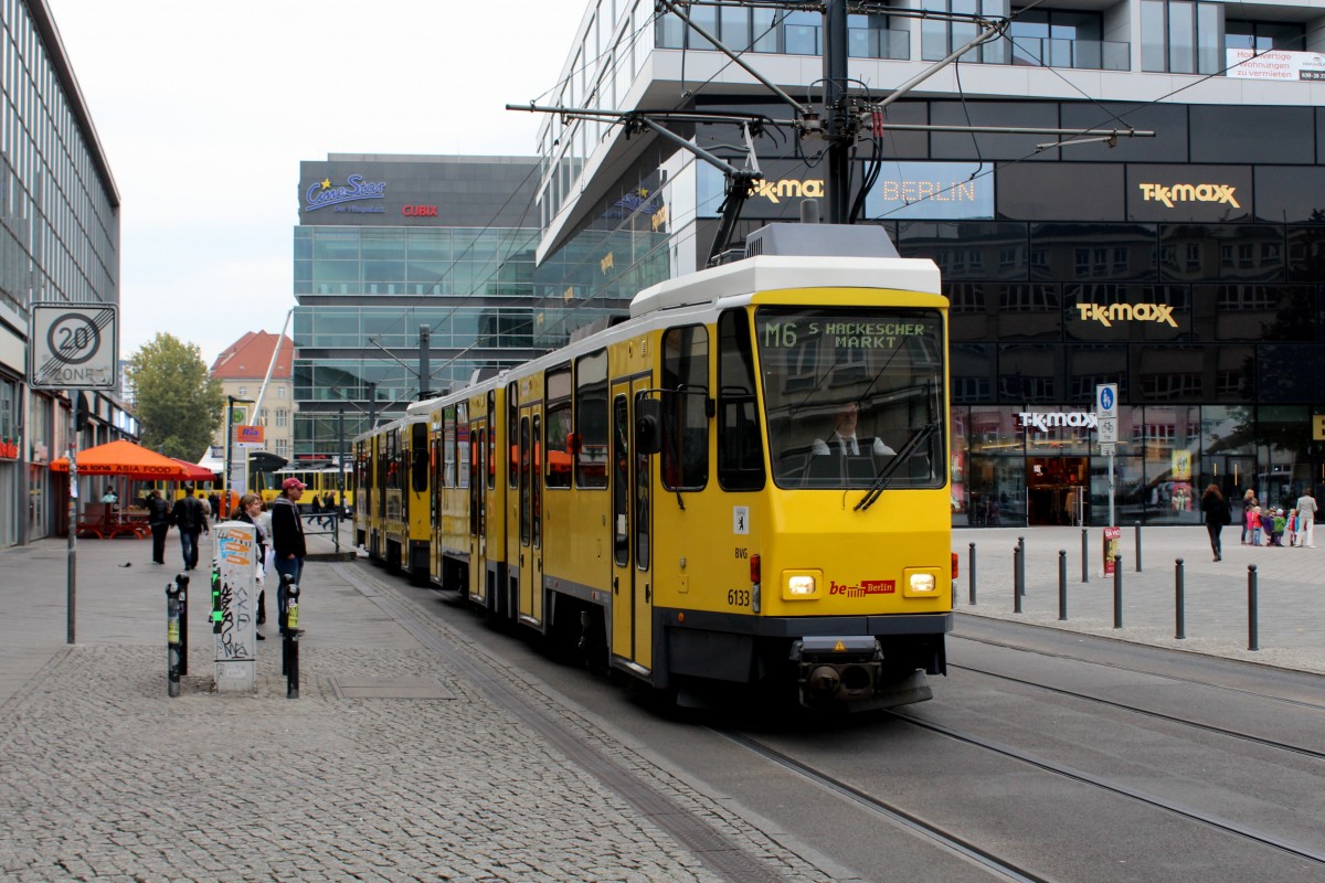 Berlin BVG SL M6 (KT4D 6133) Mitte, Gontardstrasse am 16. Oktober 2014.