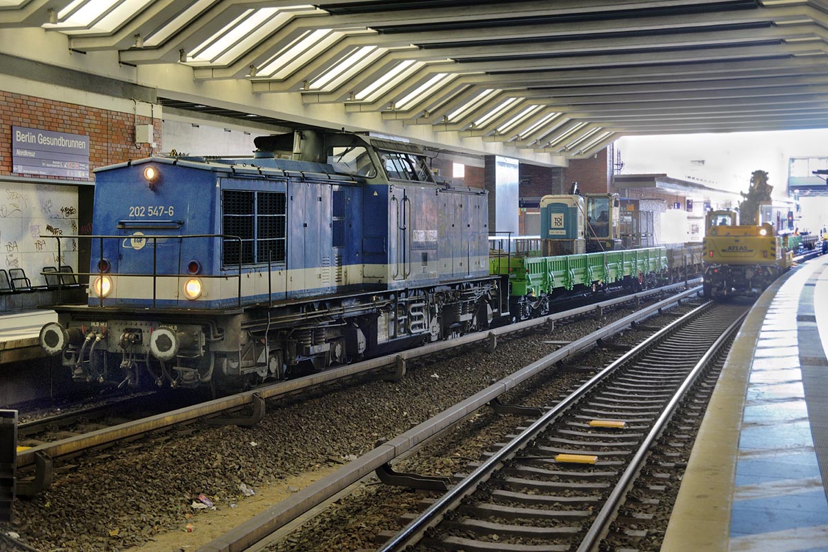 Berlin, Gesundbrunnen, BUG V 100-BUG-01 Diesellok # 202 547-6 (98 80 3202 547-6 D-BUG) in EGP-Lackierung, mit Bauzug auf den S-Bahn Gleisen der Ringbahn.
24. Oktober 2024