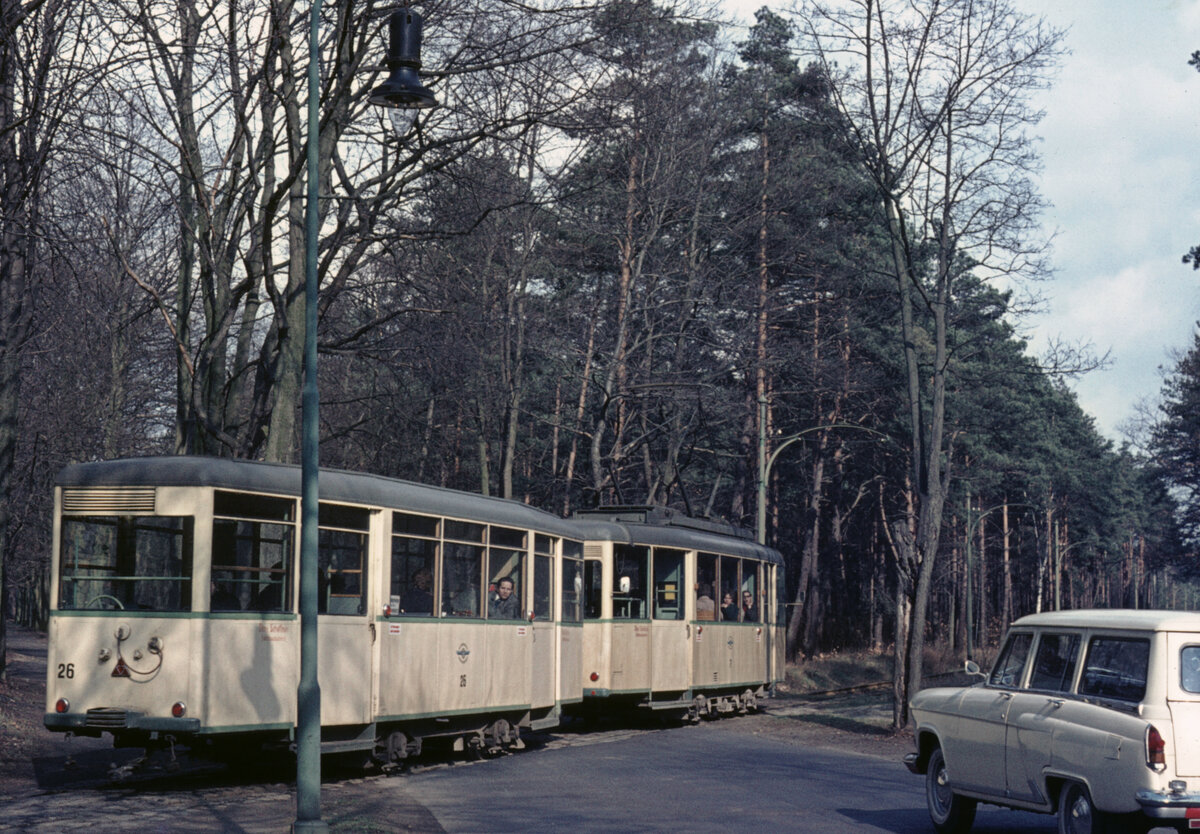 Berlin-Rahnsdorf Straßenbahn Woltersdorf: Am 27. März 1972 haben KSW-Tw 7 und -Bw 26 die Endstelle am S-Bf Rahnsdorf eben verlassen. - Bw 26: Ex Magdeburg 242. Hersteller und Bj: Waggonfabrik Uerdingen 1944. - Scan eines Diapositivs. Kamera: Minolta SRT-101. 