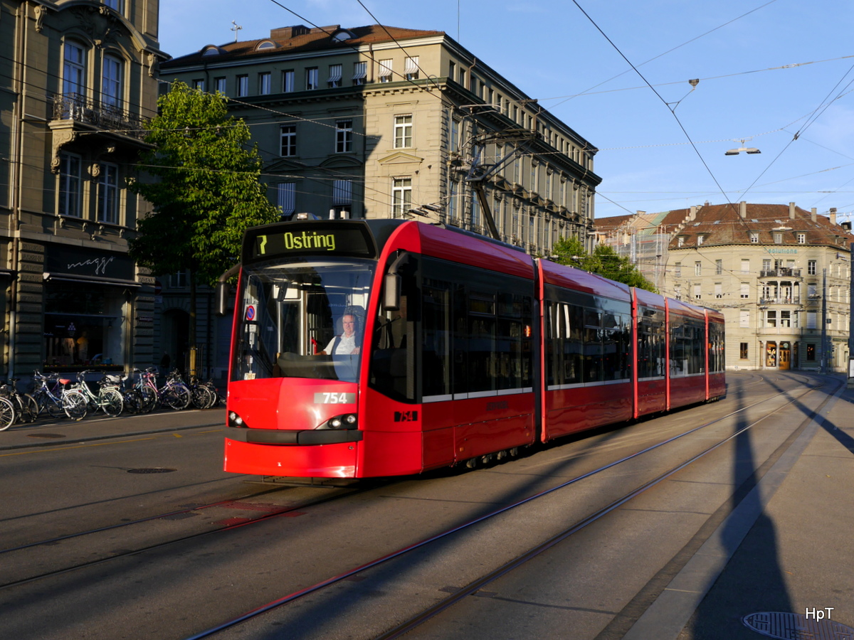 Bern Mobil - Morgen um 07.00 am 26.07.2015 Tram Be 4/6 754 unterwegs auf der Linie 7 kurz vor der Haltestelle beim Bahnhof Bern 