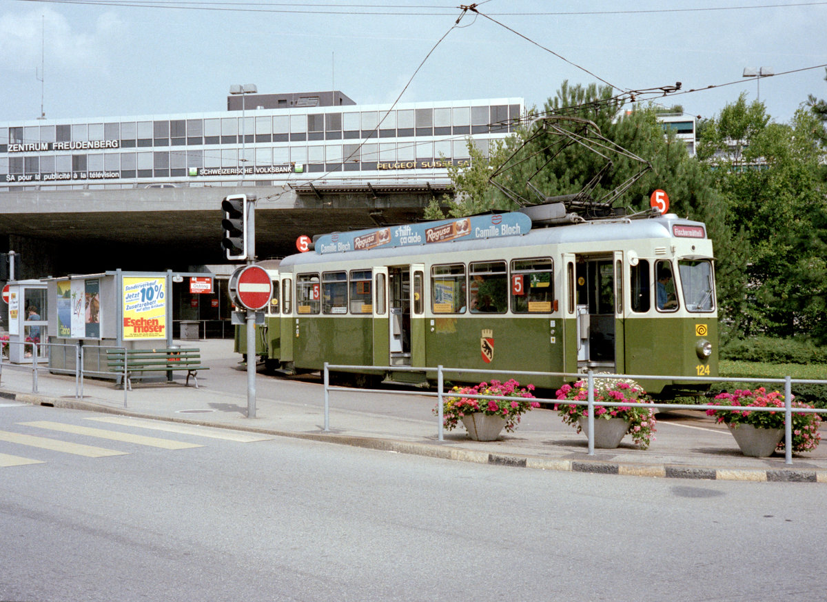 Bern SVB Tram 5 Endstation Ostring / Freudenbergerplatz: An der Endhaltestelle hält der Motorwagen Be 4/4 124 mit einem Anhänger des Typs B. Datum: 29. Juli 1983. - Scan eines Farbnegativs. Film: Kodak Safety Film 5035. Kamera: Minolta XG-1. 