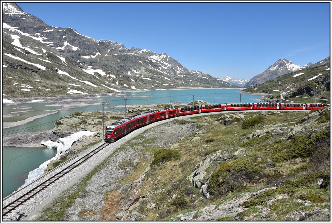 Bernina Express PE951 mit ABe 8/12 3509 am Lago Bianco zwischen Ospizio Bernina und Alp Grüm. (25.06.2019)