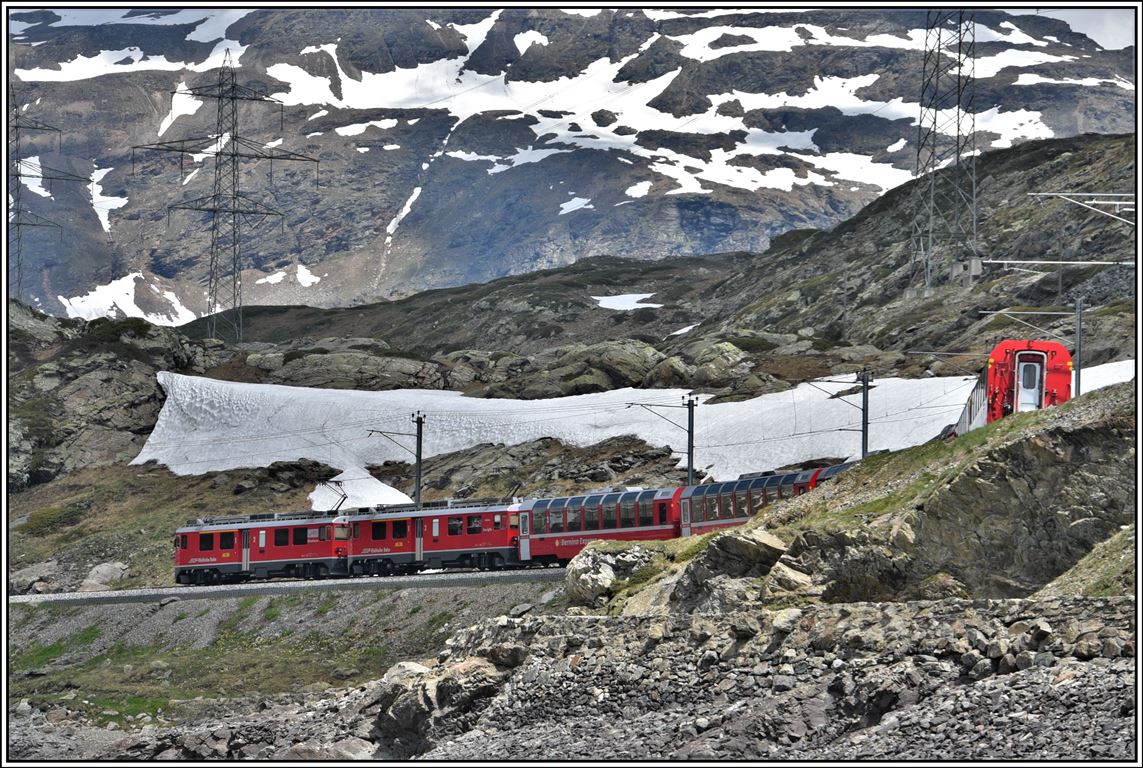 Bernina Express PE976 mit ABe 4/4 III 55  Diavolezza  und 56  Corviglia  am Ufer des Lago Bianco. (19.06.2019)