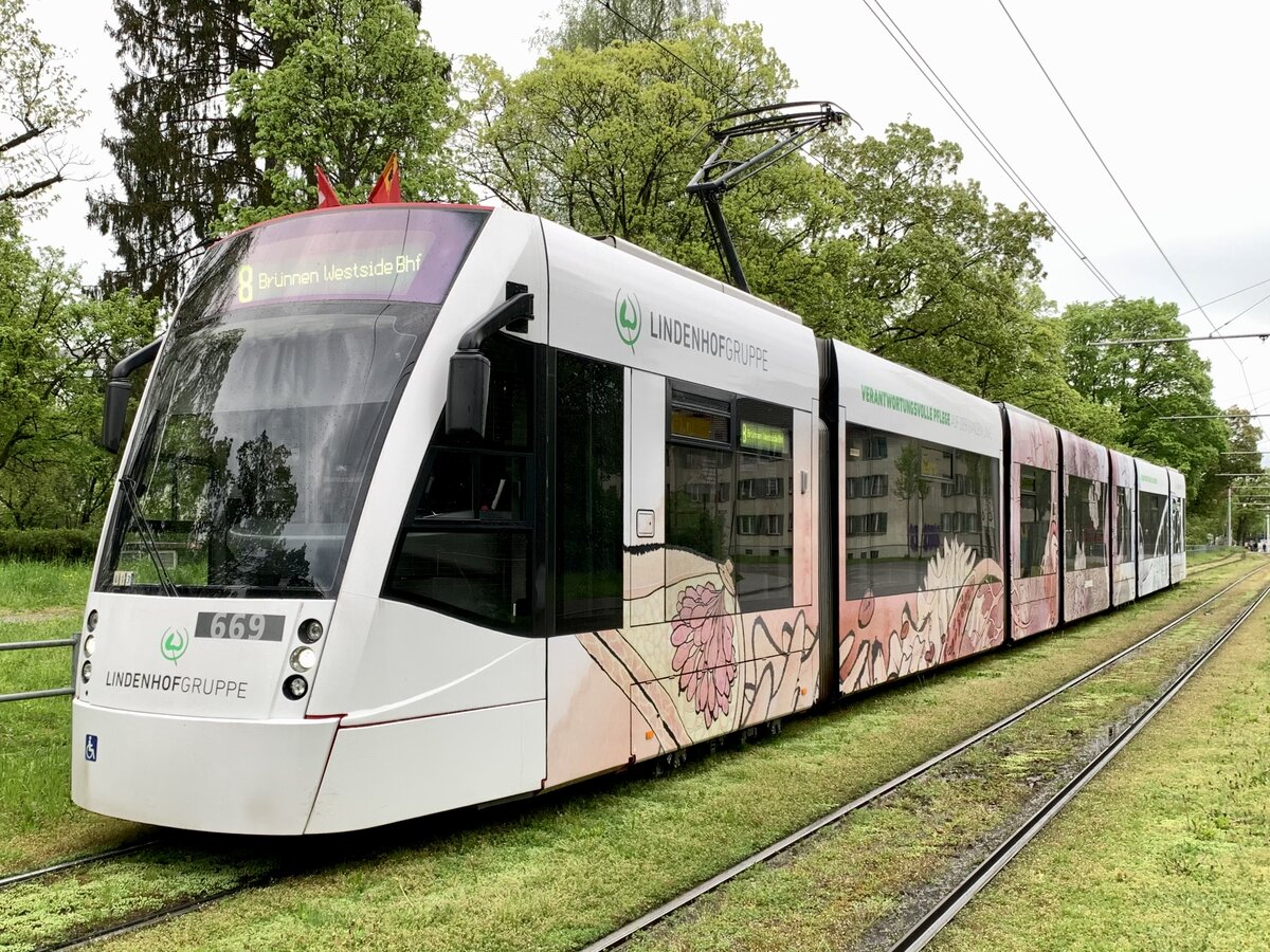 BERNMOBIL Combino Be 6/8 669 mit Vollwerbung ddr LindenhofGruppe, wegen Demonstration in der Innenstadt waren Tramlinien eingestellt und war zwischen Bethlehem Kirche und Tscharnergut blockiert.