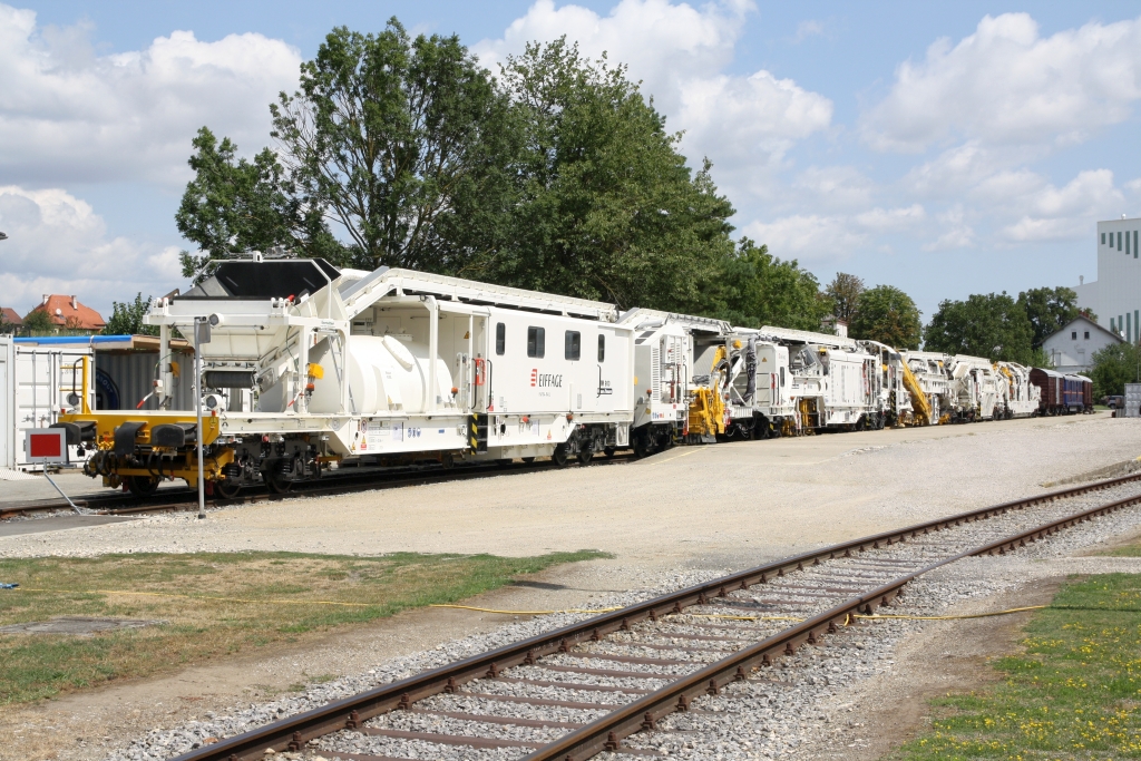 Bettreinigungsmaschinen D-ERD 99 80 9214 011-5 und 012-3 (Hersteller: Plasser & Theurer, RM 900 SAW und AHM, Baujahr: 202?, Ma.Nr.: 7402 - 7407) am 03.August 2024 in Ernstbrunn.