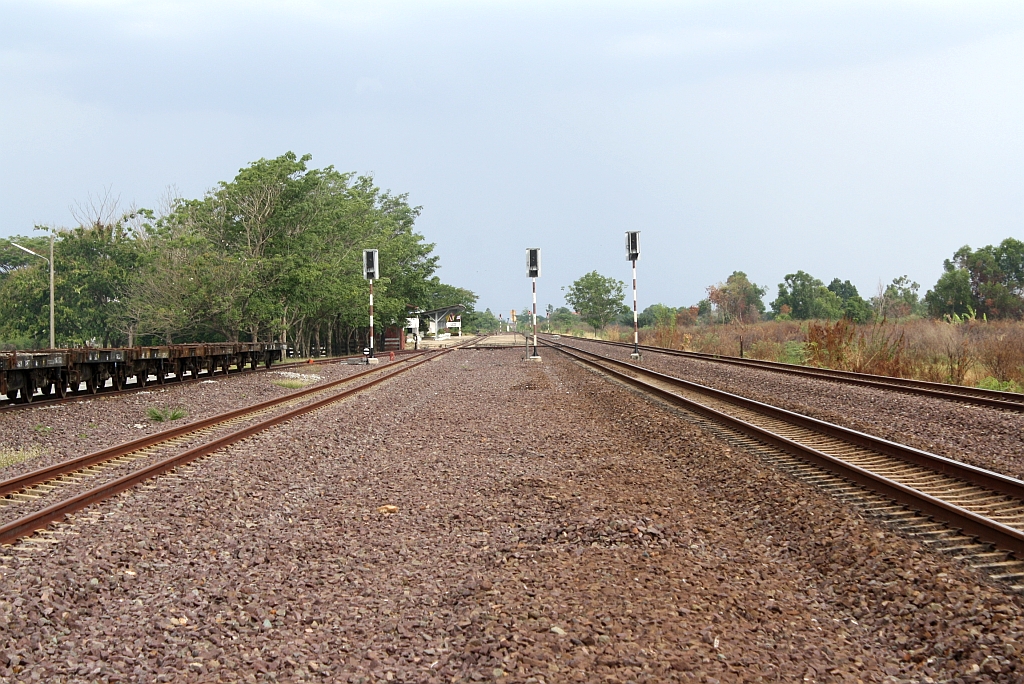 Bf. Ongkharak, Blickrichtung Khlong Sip Kao Junction, am 29.Mai 2013. Die Kaeng Khoi Line verbindet die Bahnhfe Khlong Sip Kao Junction an der Eastern Line und Kaeng Khoi Junction an der North-Estern Line und dient nur dem Gterverkehr.

