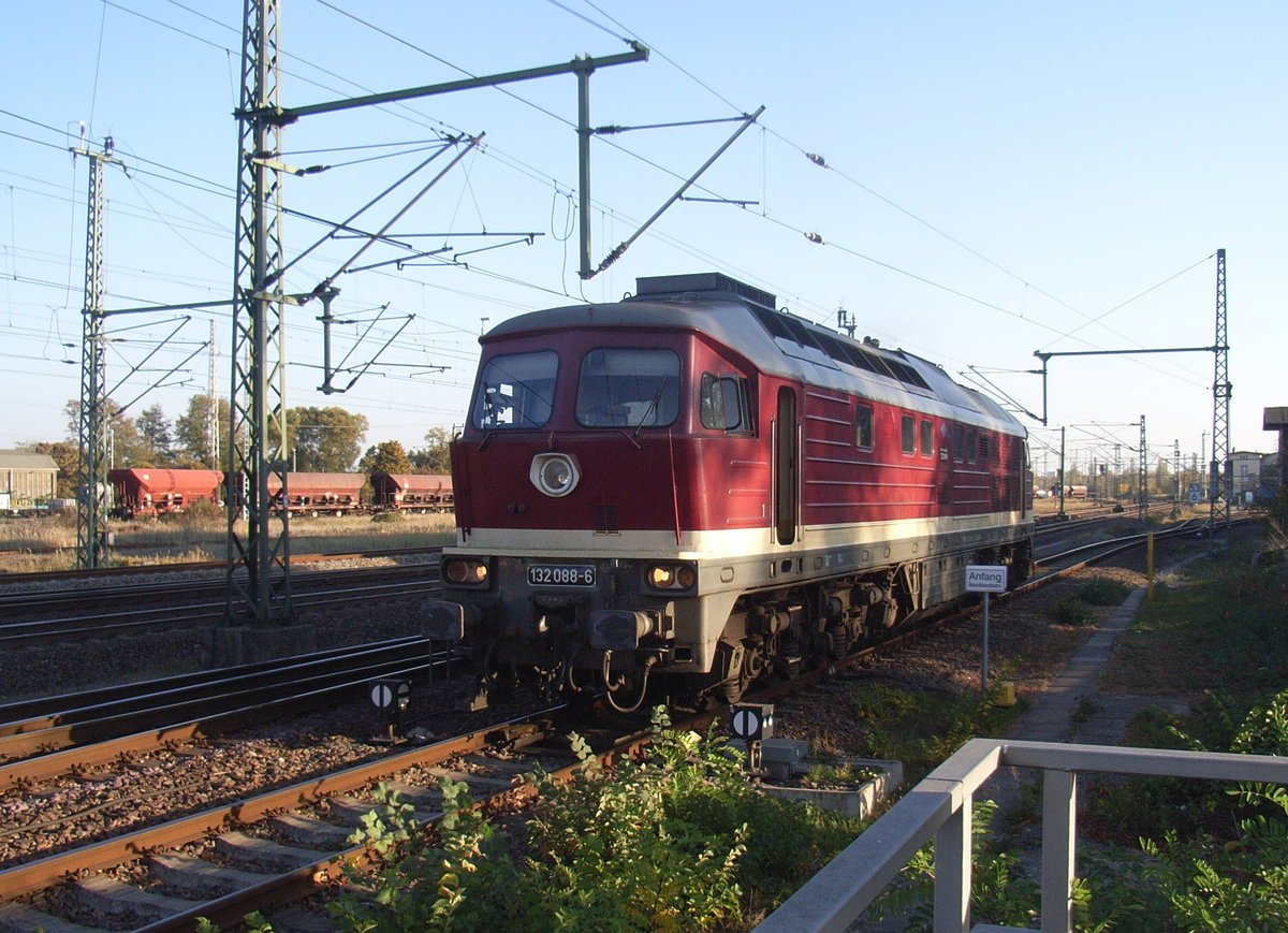  Bf. Wittenberge, 14.10.98 : Nachdem sie zum Ausstellungsschluß am 14.10.  zwei E-Lok-Exponate vom Bw-Gelände an den Bahnsteig 1 geschoben hatten, verschwand 132 088-6 wieder im Gleisanschluß zum ehemaligen Bw.