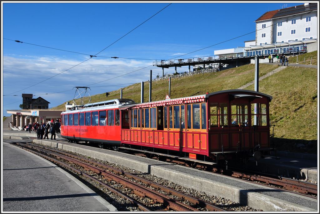 Bhe 1 und Vorstellwagen 15 auf Rigi Kulm. (03.11.2014)