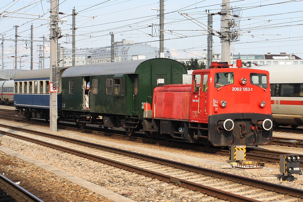 BIF 2062 053-1 am 24.Juli 2015 mit dem SLP 17097 bei der Hst. Matzleinsdorfer Platz.